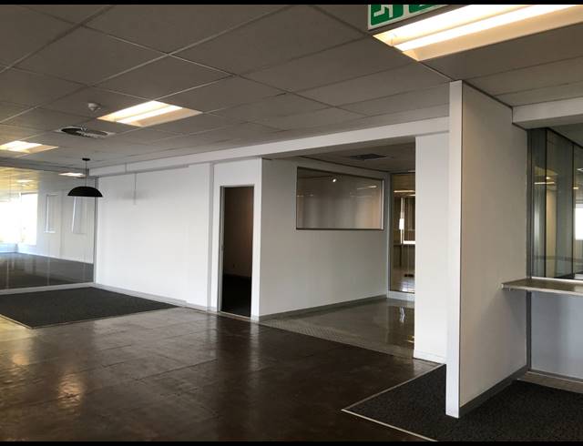 1,399M² OFFICE TO LET IN SANDHURST